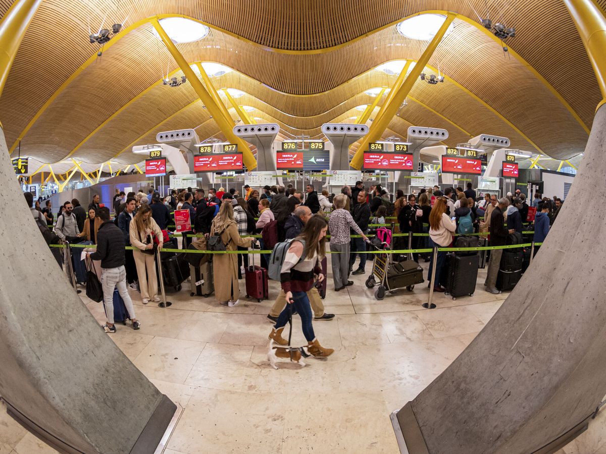 Foto: Pasajeros en el Aeropuerto Adolfo Suárez Barajas en Madrid. (EFE/Fernando Villar)