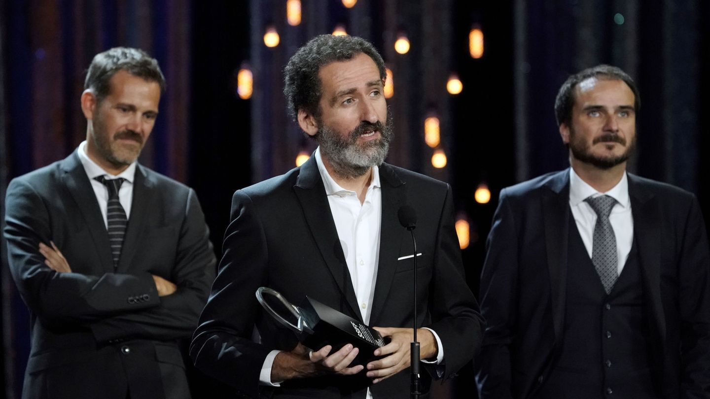 Aitor Arregi, Jon Garano and Jose Mari Goenaga reciben la Concha de Plata. (Reuters)