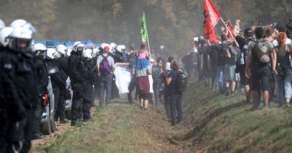 Foto: Protestas de ecologistas en Hambach. (Reuters)