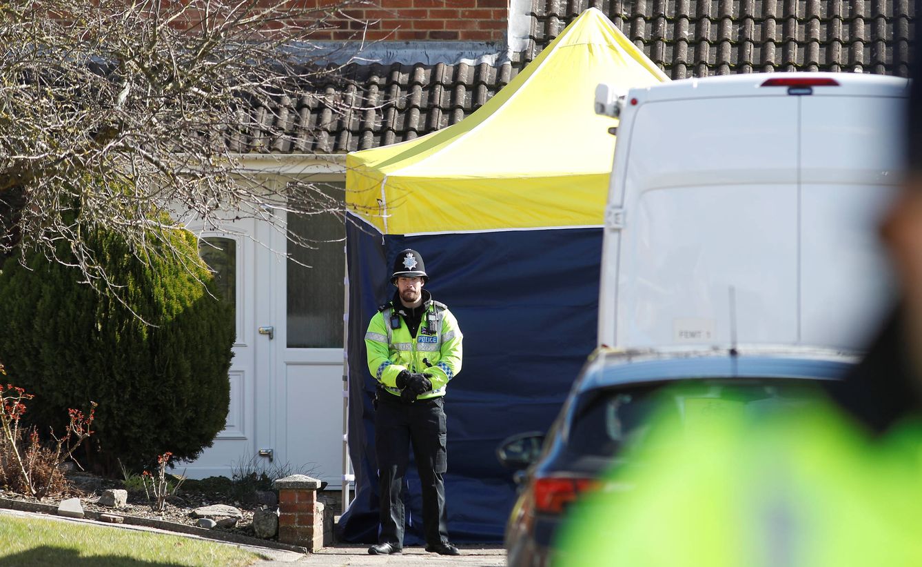 Un agente ante la vivienda de Serguéi Skripal, en Salisbury, Reino Unido. (Reuters)