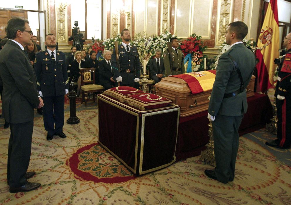 Foto: El presidente de la Generalitat de Cataluña, Artur Mas, frente al féretro con los restos mortales del expresidente del Gobierno Adolfo Suárez. (EFE)