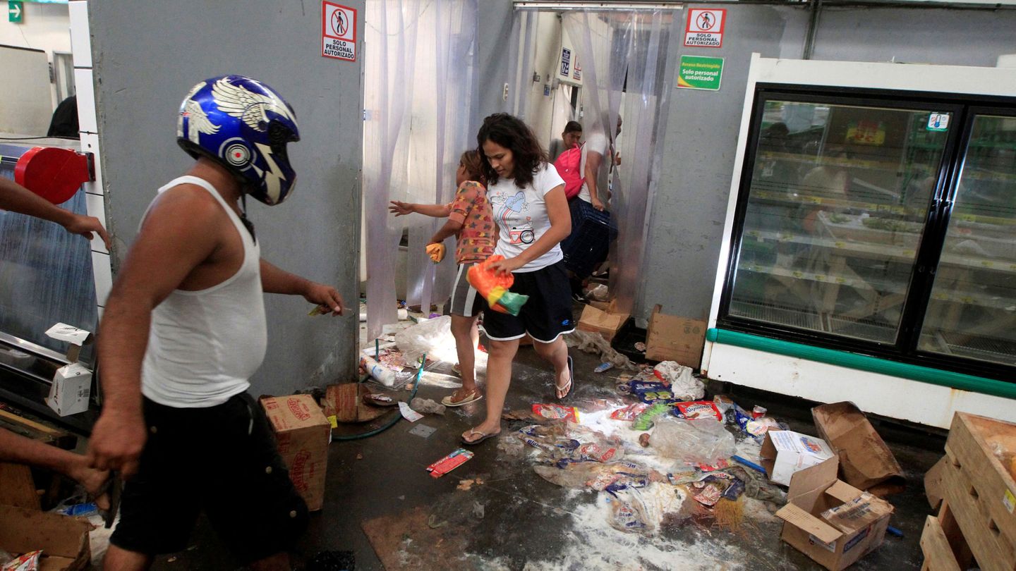 Un grupo de personas saquea un comercio durante los disturbios en Managua, el 22 de abril de 2018. (Reuters)