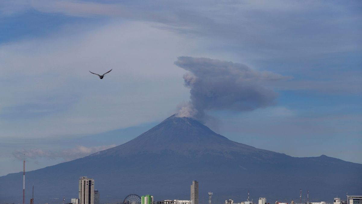 El volcán Popocatépelt deja una columna de humo de unos 2.500 metros de altura