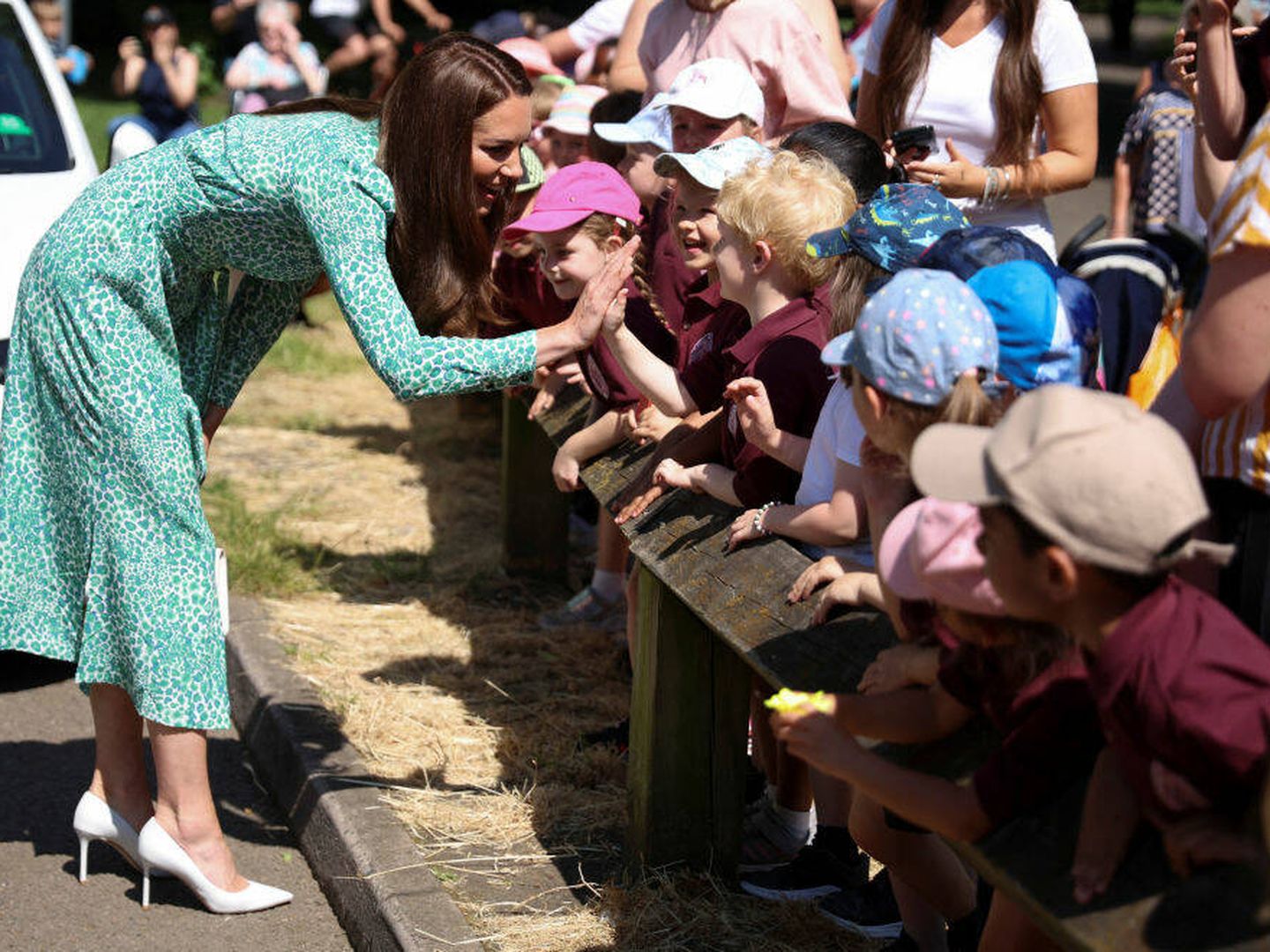 La princesa de Gales, rodeada de niños. (Getty)