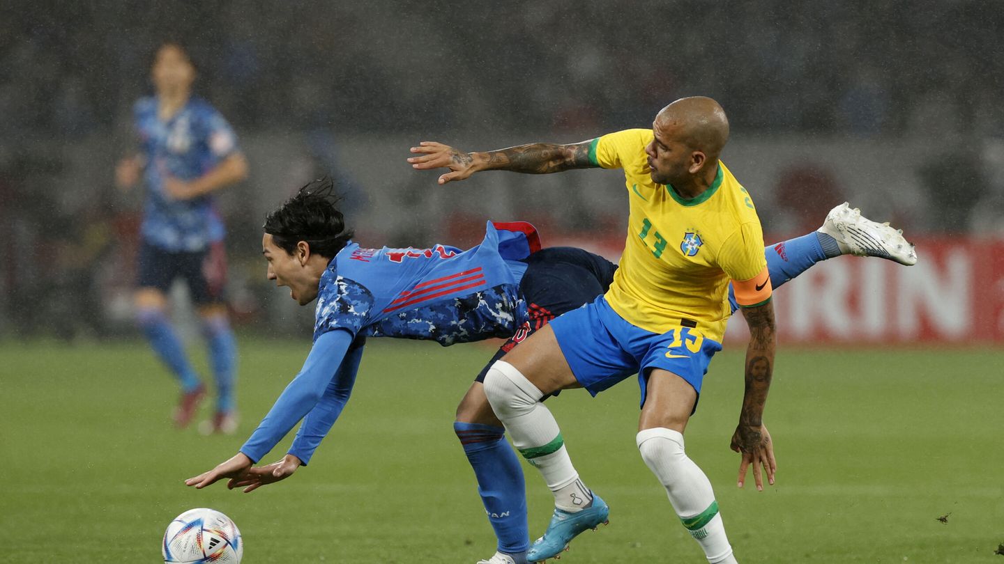 Dani Alves, en un partido con Brasil tras finalizar la temporada. (REUTERS/Issei Kato)