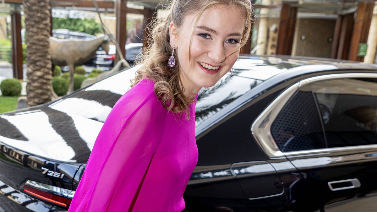 Elisabeth de Bélgica, con vestido capa de color rosa fucsia: su look, al detalle