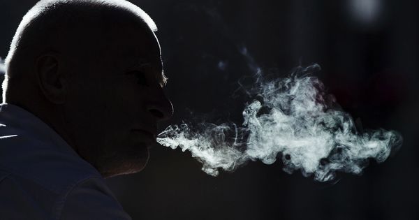 Foto: Una persona fuma un cigarro. (EFE)