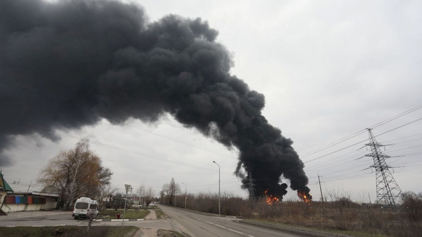 Un depósito de gasolina en llamas en la ciudad de Belgorod, Rusia. (Reuters/ Pavel Kolyadin/BelPressa)