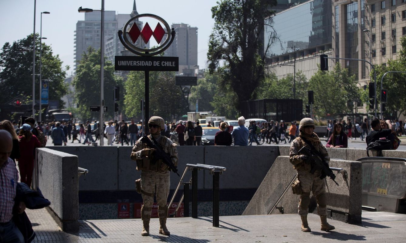 Los militares custodian la entrada de una estación de metro este lunes en Santiago de Chile, durante una nueva jornada de protesta social. (EFE)