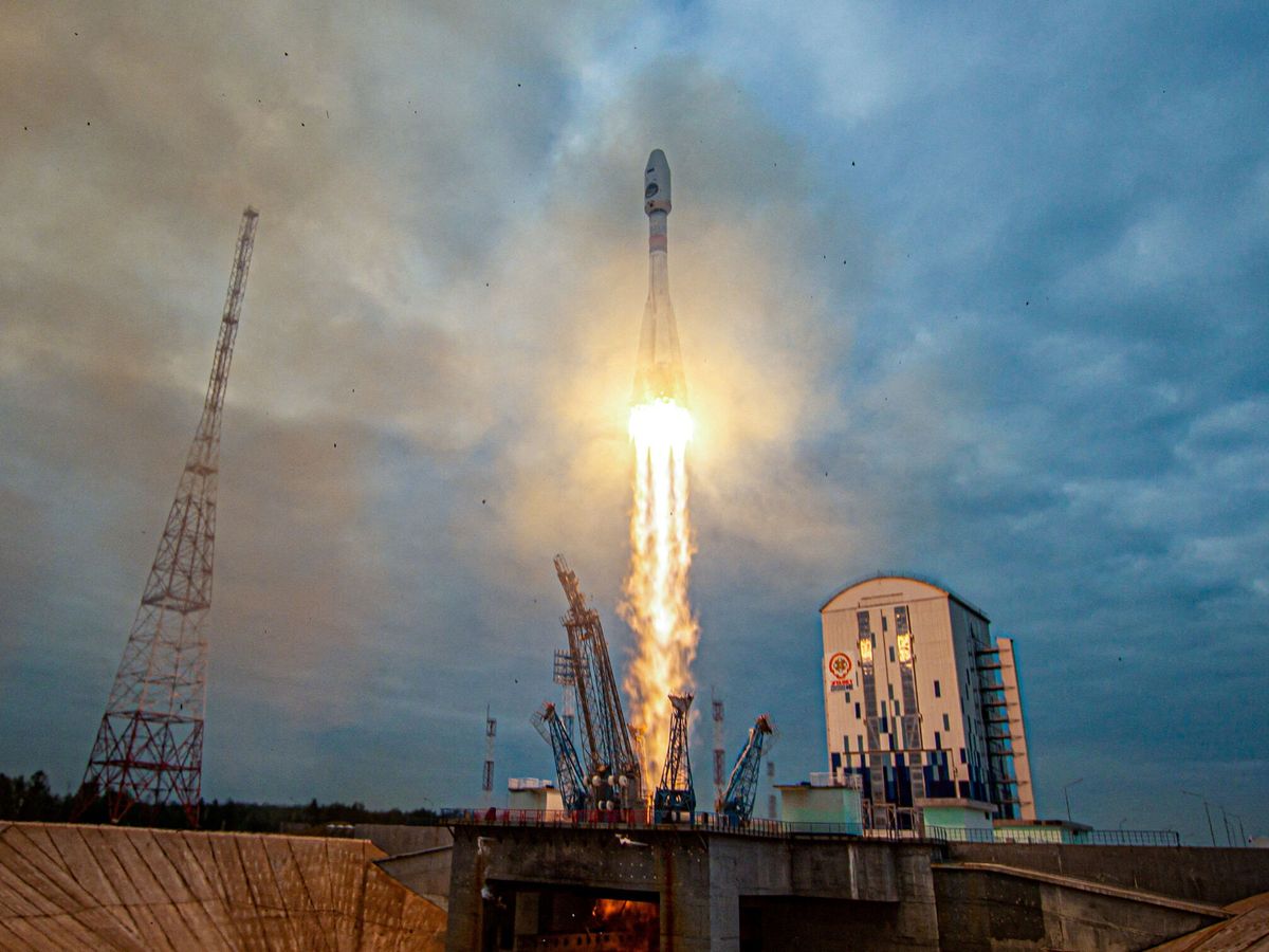 Foto: Cohete propulsor con módulo de aterrizaje lunar Luna-25 despega en el Cosmódromo Vostochny. (Reuters)