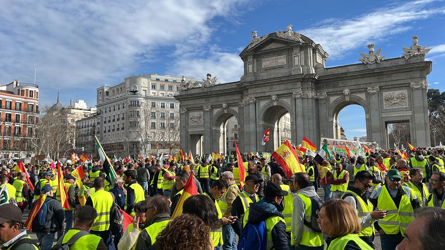 Agricultores protestan en la Puerta de Alcalá. Fotografía: Andrea Farnós 