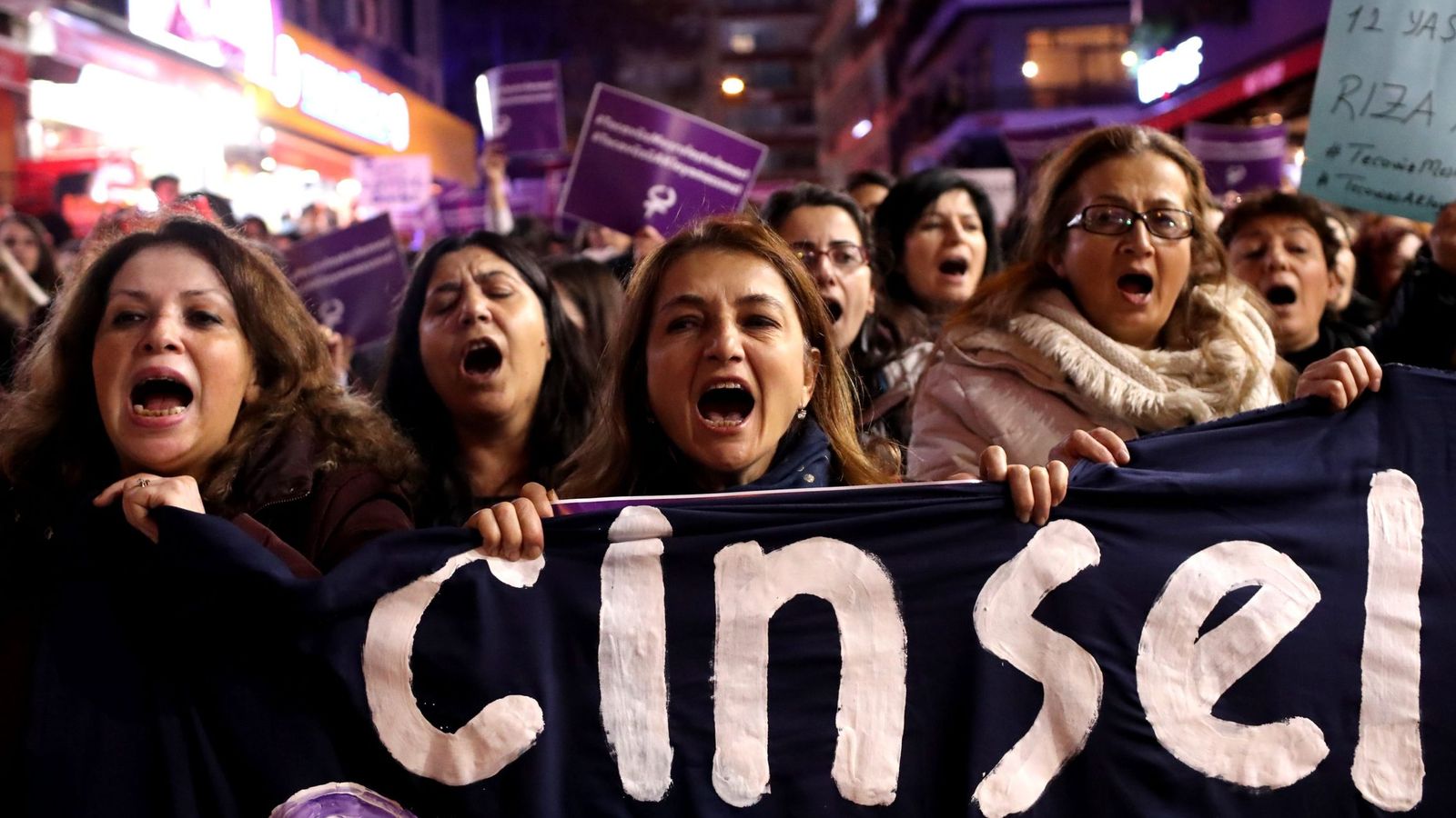 Foto: Protesta contra la polémica ley en Estambul, el 19 de noviembre de 2016 (EFE)