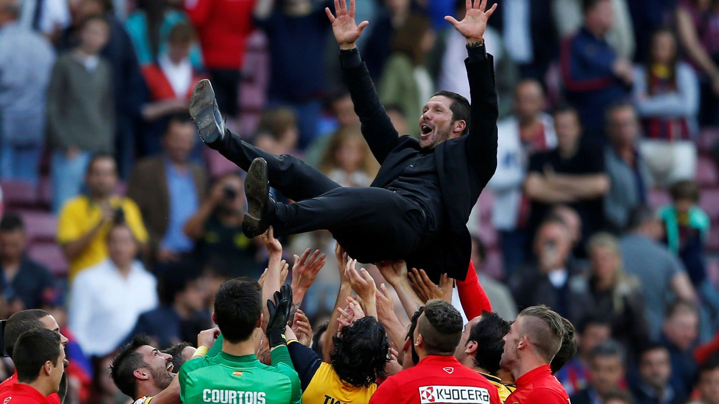 El 'Cholo' Simeone es aupado tras ganar la Liga de 2014 en el Camp Nou.