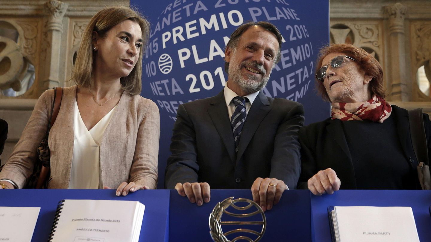  El presidente del grupo Planeta, José Creuheras (c), junto a las escritoras Carmen Posadas (i) y Rosa Regàs (d), del jurado. (EFE)