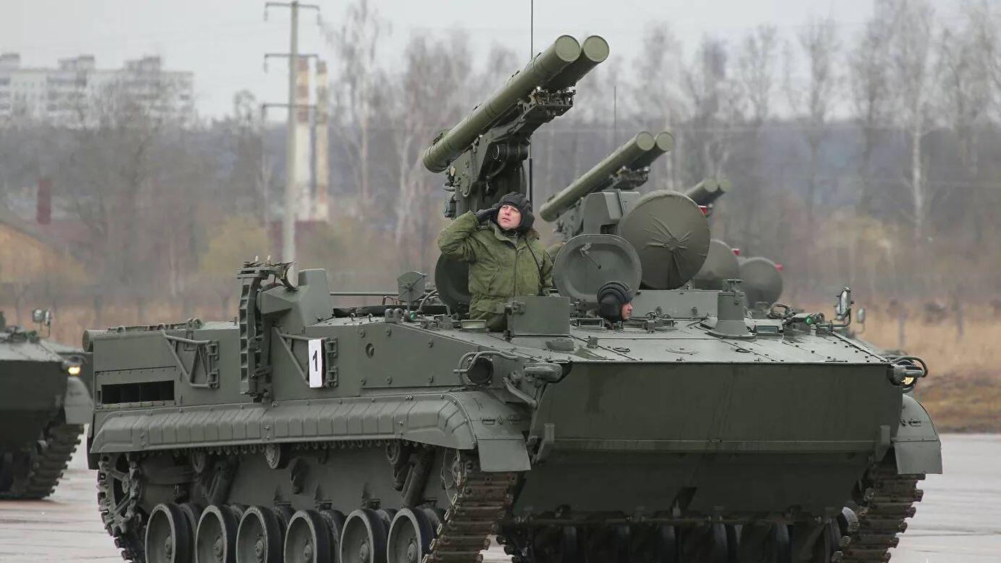 Sistema cazacarros Khrizantema-S con el lanzador desplegado. (Novosti)