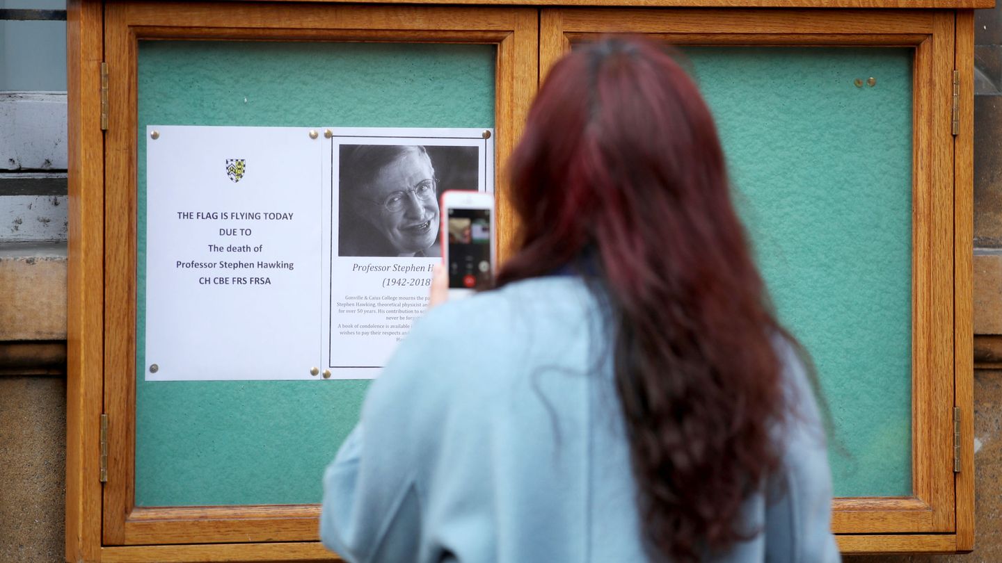 Una mujer lee sobre la muerte de Hawking a la entrada del campus de Cambridge. (Reuters)