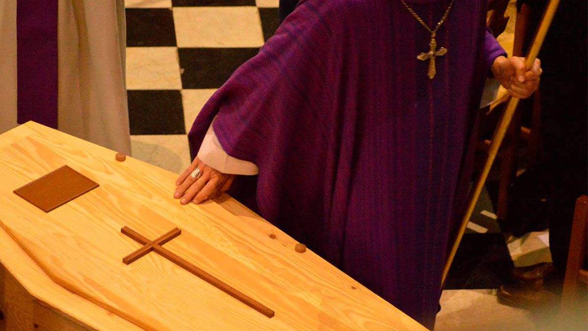 Un sacerdote se niega a oficiar un funeral en castellano y la familia se lleva el féretro