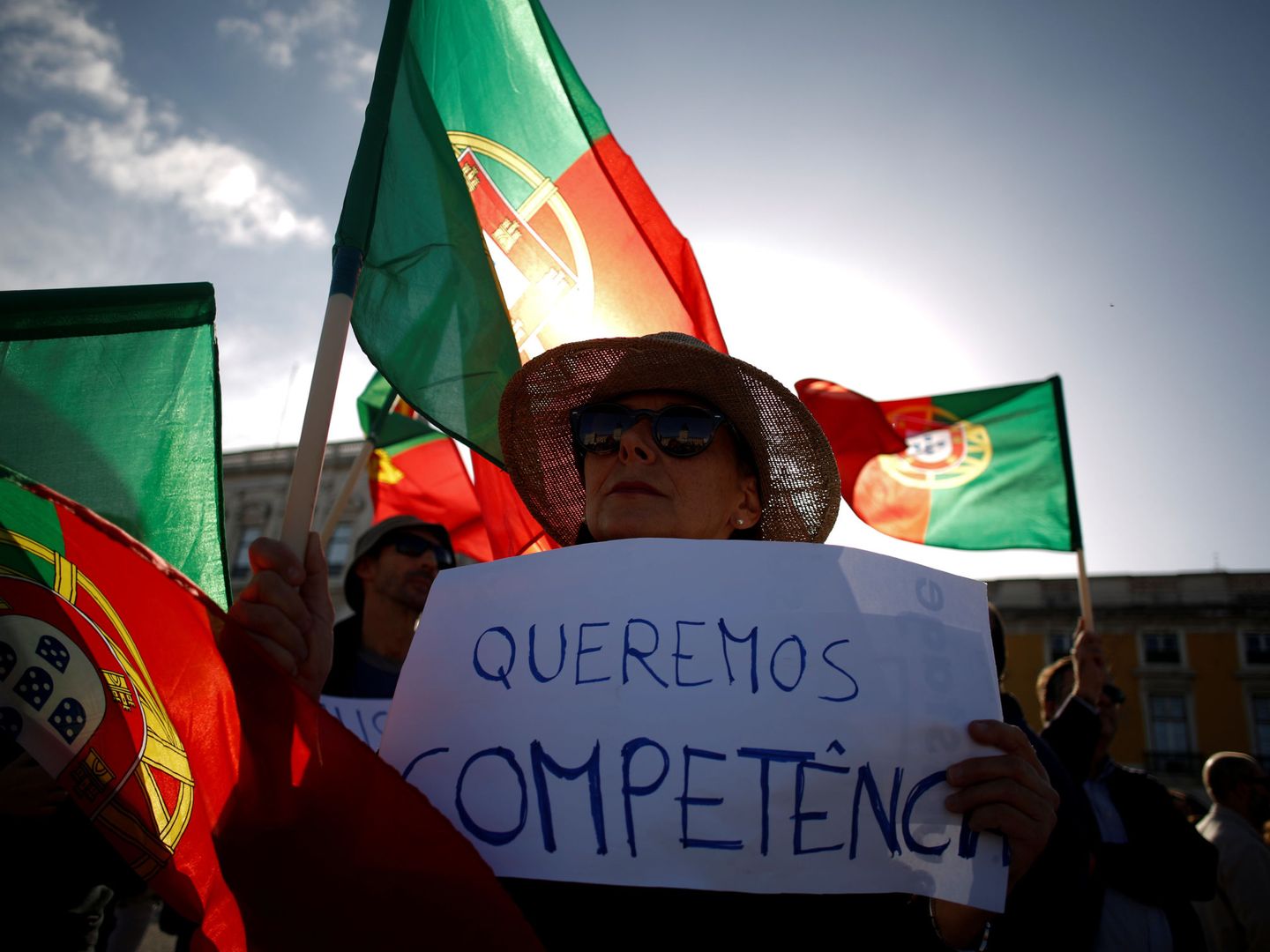 Manifestaciones de homenaje a las víctimas de los incendios y exigencia de responsabilidades, en la Praça do Comércio de Lisboa, en octubre de 2017. (Reuters)