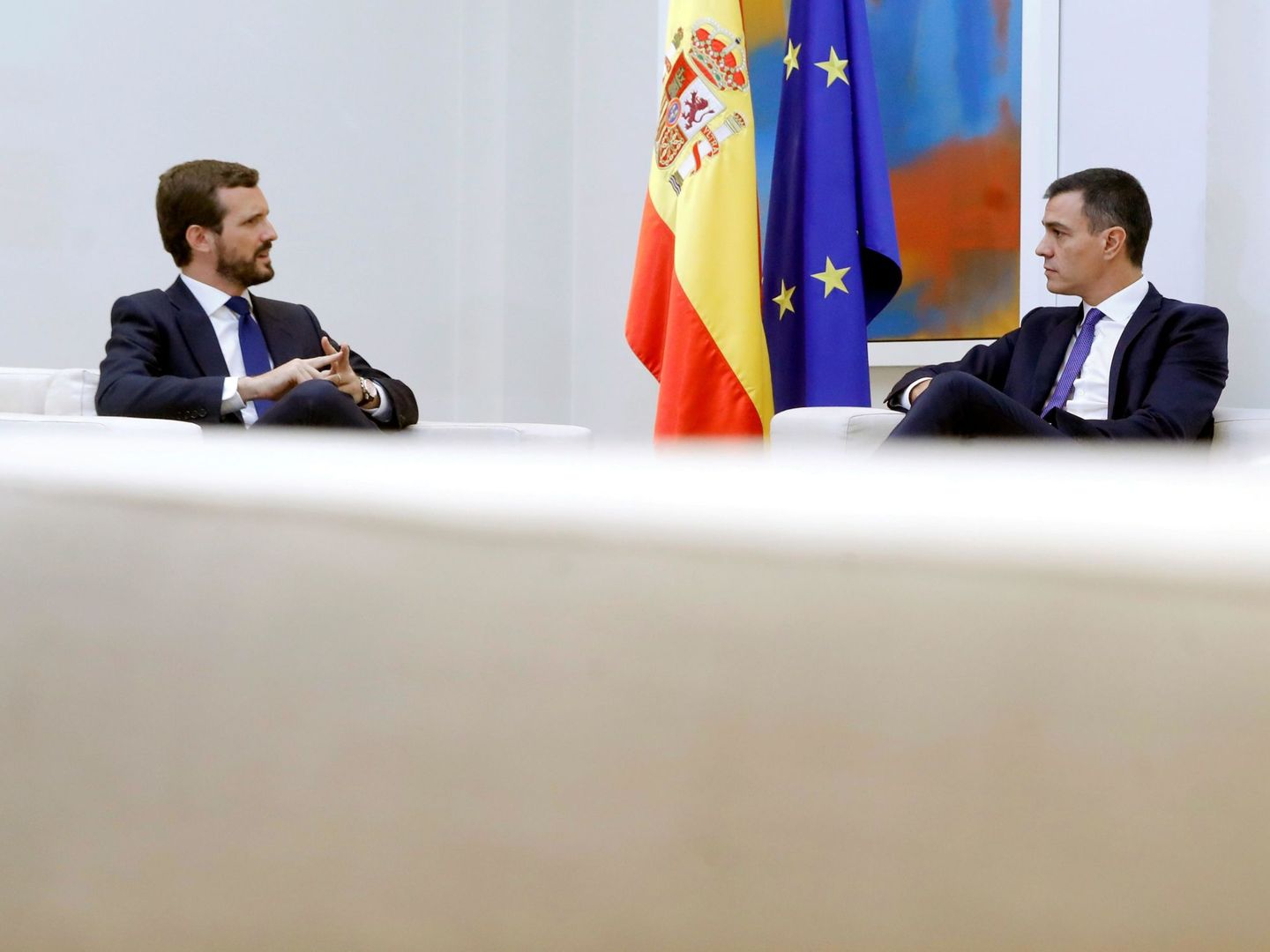 Sánchez y Casado analizan la violencia en Cataluña en una reunión en Moncloa. (EFE)