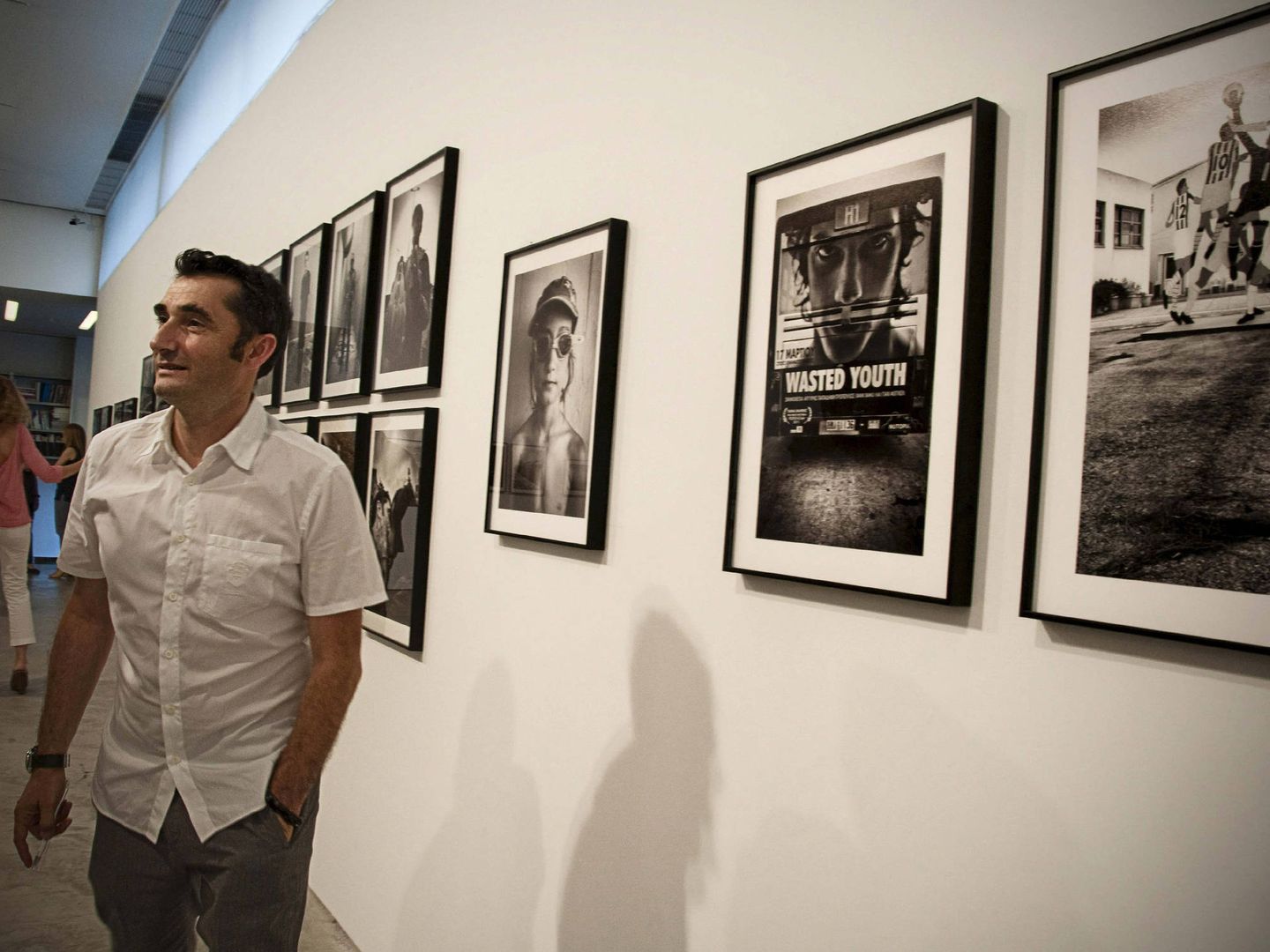 Ernesto Valverde posa junto a algunas de sus obras en su primera exposición fotográfica, 'Medio tiempo', en Atenas. (EFE)