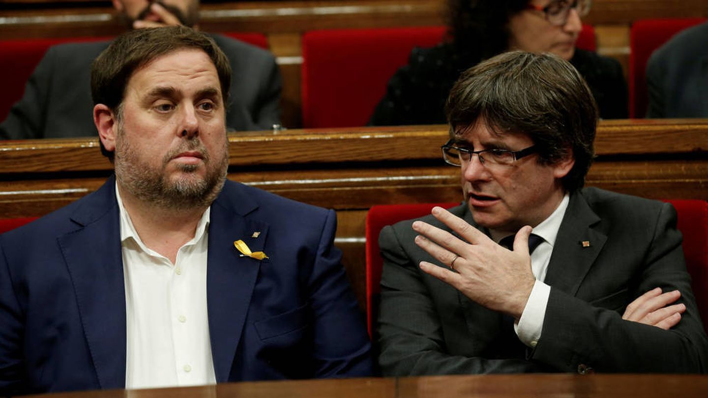 Puigdemont y Junqueras en el Parlament en 2017. (EFE)