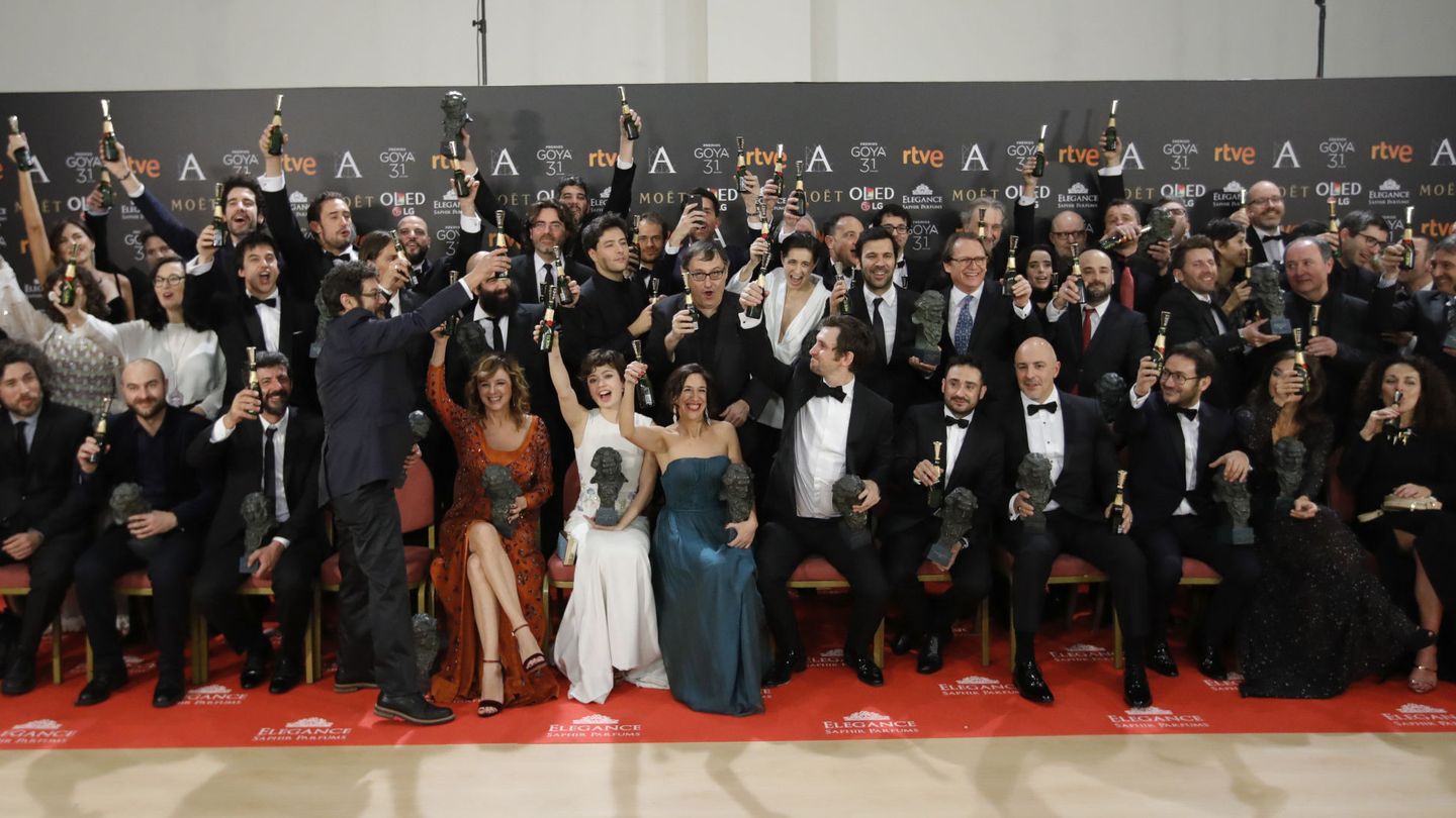 Los premiados posan con sus galardones al término de la gala de entrega de la XXXI edición de los Premios Goya. 