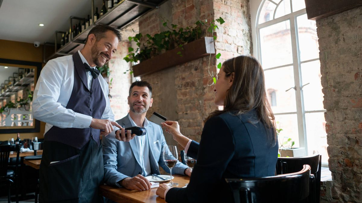 Un restaurante busca camarero para "levantar" el negocio (y la propuesta es delirante)