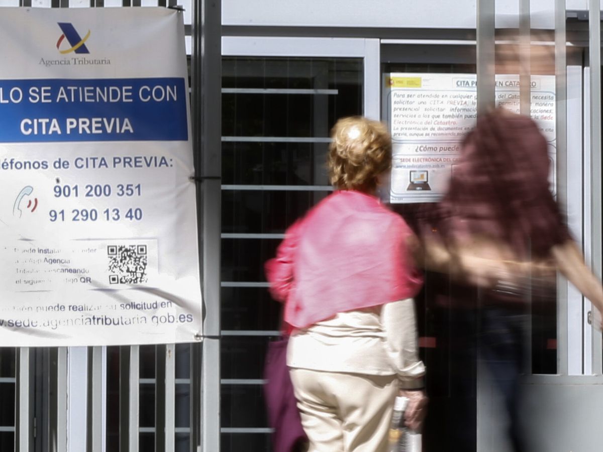 Foto: Varias personas acceden a una de la oficinas que la Agencia Tributaria tiene en Madrid. Foto: EFE/Alejandro Lopez