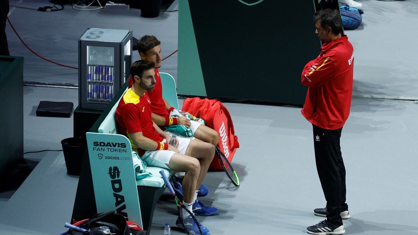Granollers y Carreño descansan durante el partido de dobles. (EFE/Rodrigo Jiménez)