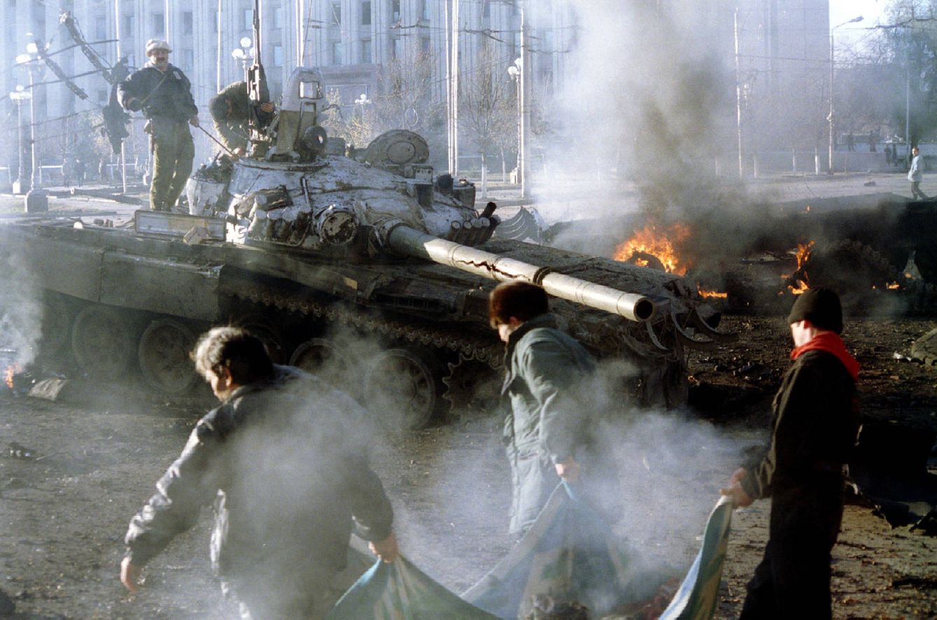Fuerzas gubernamentales sacan el cadáver de un rebelde checheno de un tanque en llamas en Grozni, en noviembre de 1994. (Reuters)