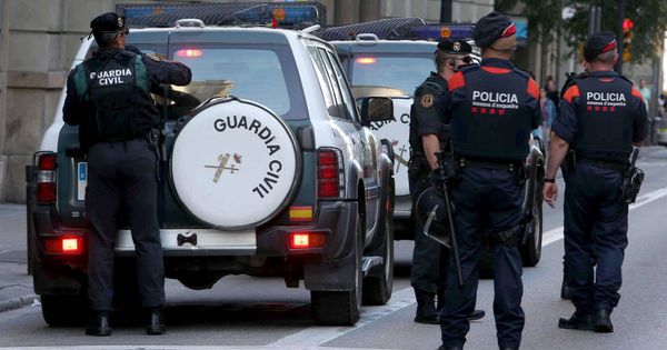 Foto: La Guardia Civil y los Mossos, durante los registros de Barcelona. (EFE)