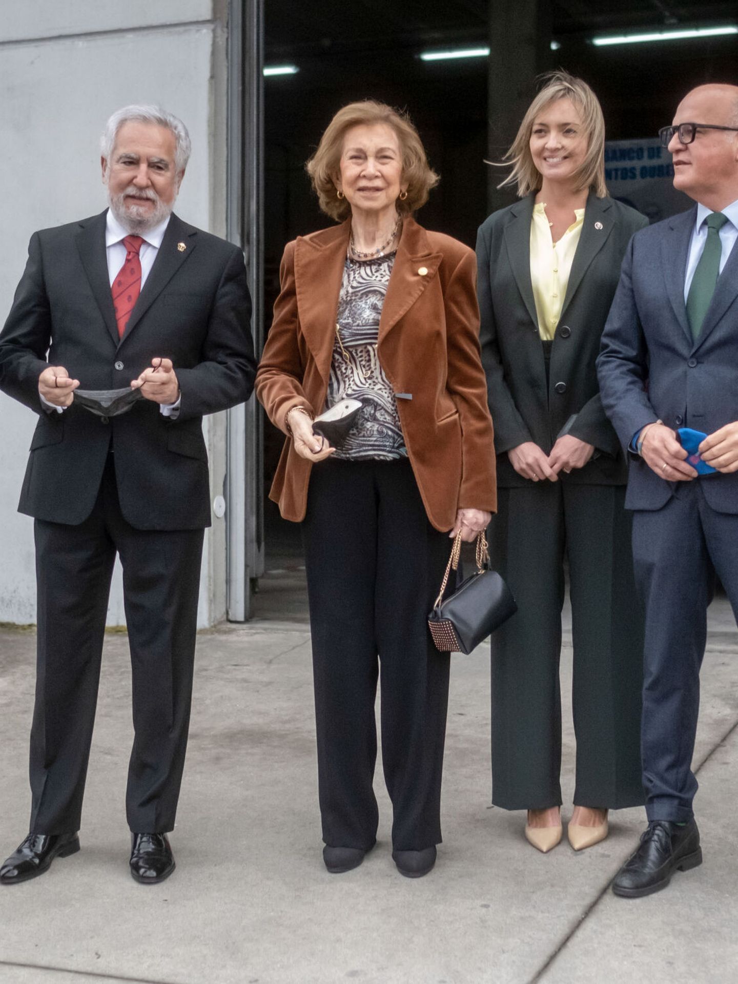 La reina Sofía, durante su visita al Banco de Alimentos de Ourense. (Brais Lorenzo)