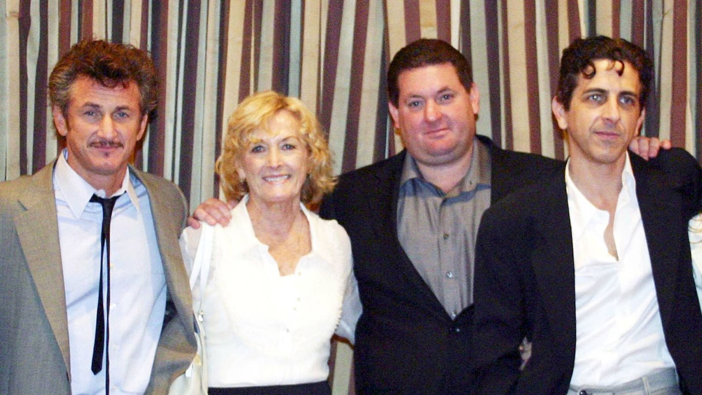 Eileen Ryan, junto a sus tres hijos: Sean, Chris y Michael. (Getty/Nancy Ostertag)