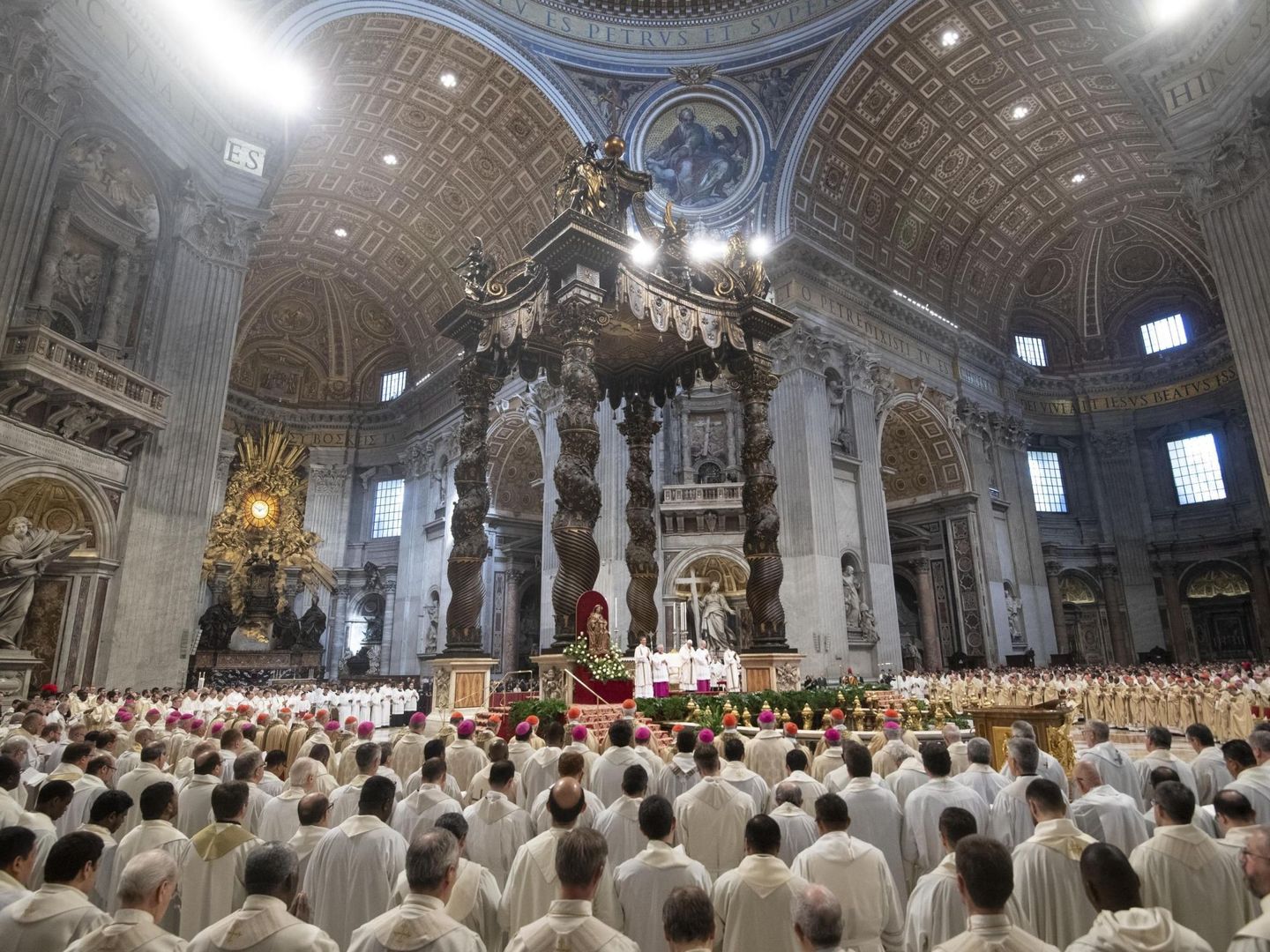Vista de los sacerdotes que asistieron a la misa Crismal oficiada por el Papa el Jueves Santo. (EFE)
