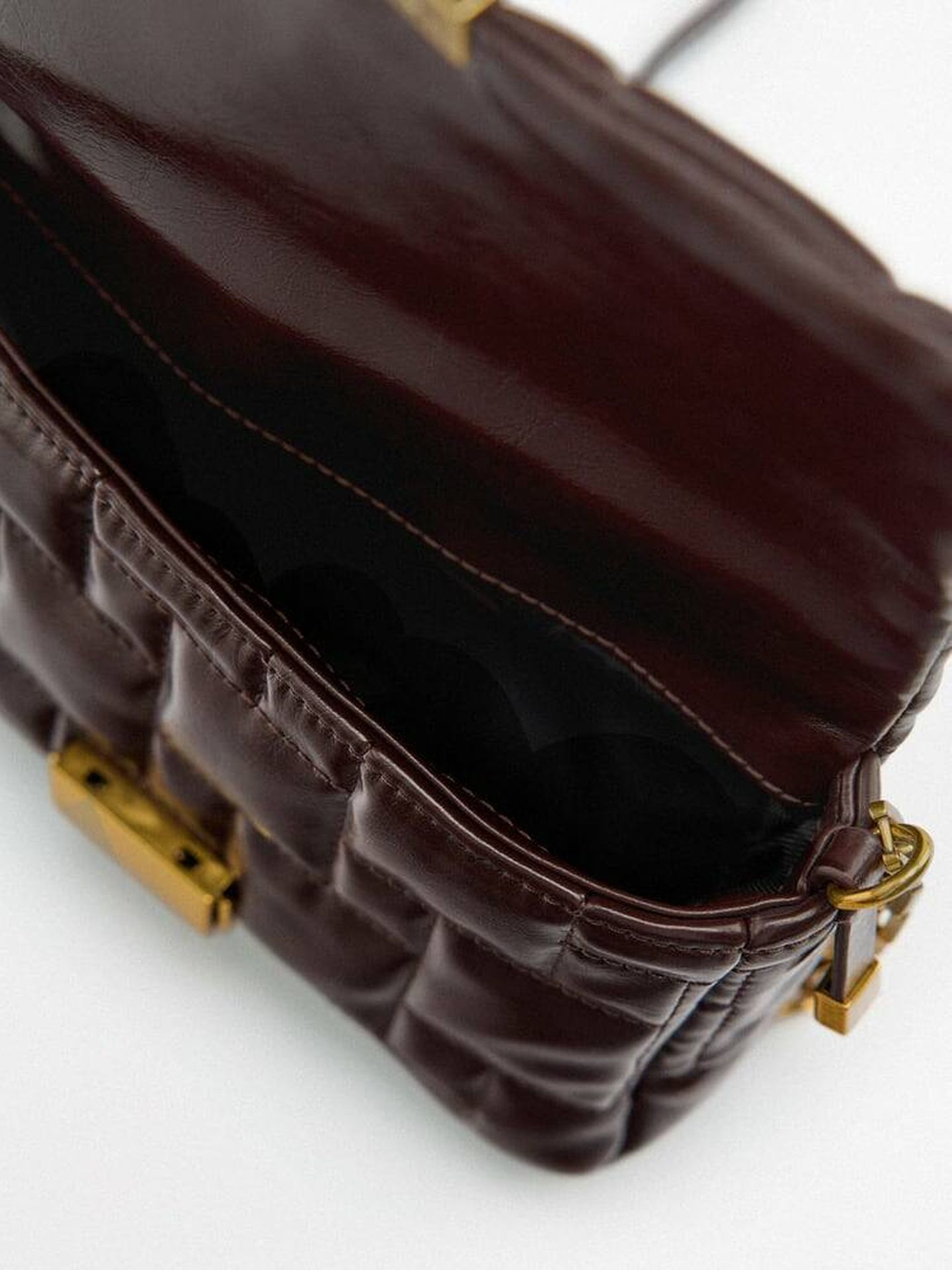El bolso de color marrón de Zara. (Cortesía)