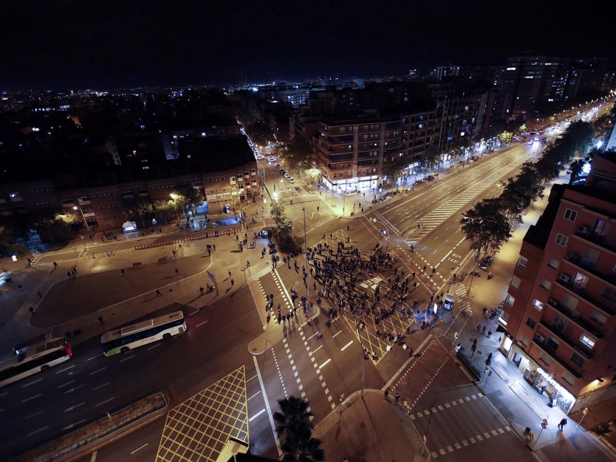 Foto: Vista del corte de tráfico de los comités de defensa de la república (CDR) en la avenida Meridiana de Barcelona, este miércoles. (EFE)