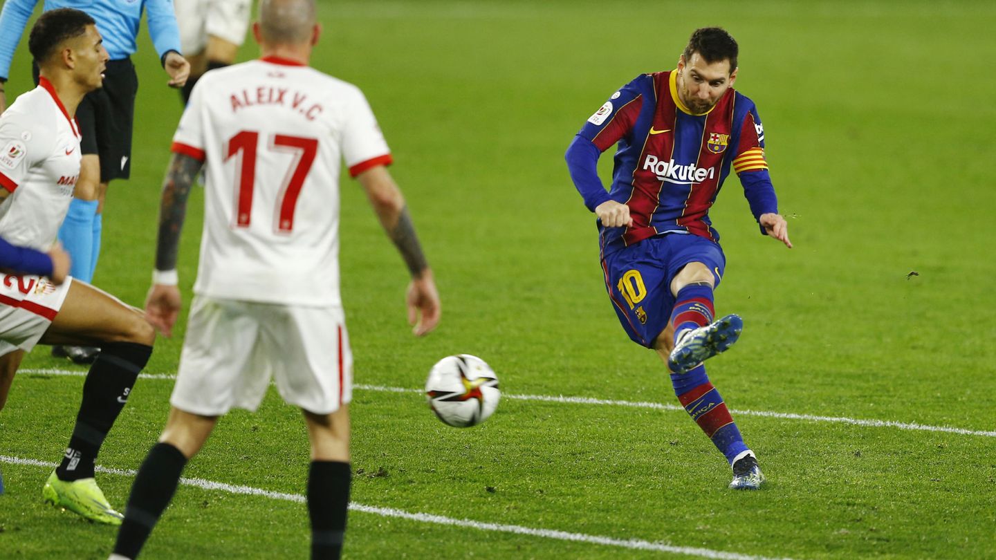 Leo Messi trata de batir a Bono. (Reuters)