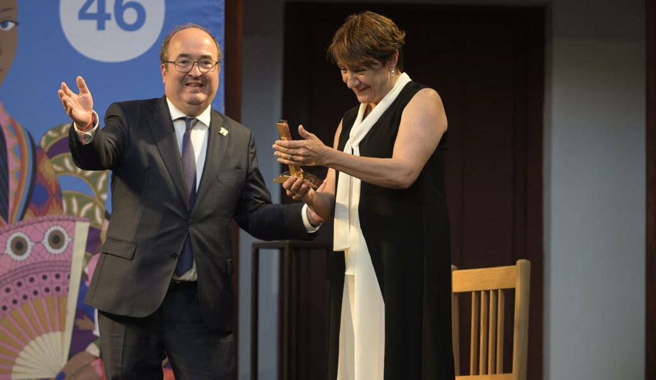 Blanca Portillo tras recibir el Premio Corral de Comedias del Festival de Almagro de manos de Miquel Iceta, ministro de Cultura. 