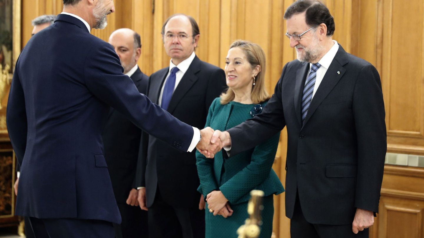 Rajoy y su gabinete, en noviembre de 2016, con el rey Felipe VI. (EFE)