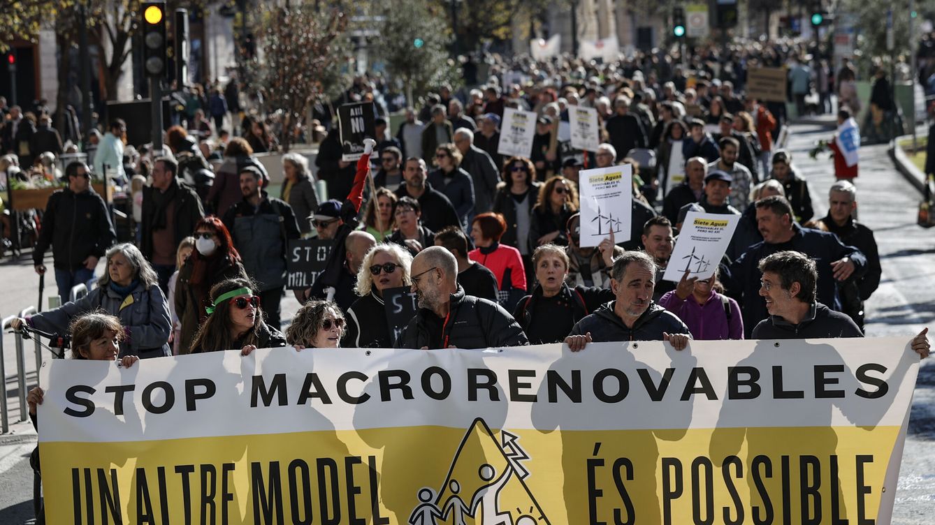 Foto: Manifestación ciudadana contra los megaproyectos eólicos y fotovoltaicos en Valencia. (EFE/M. Bruque)