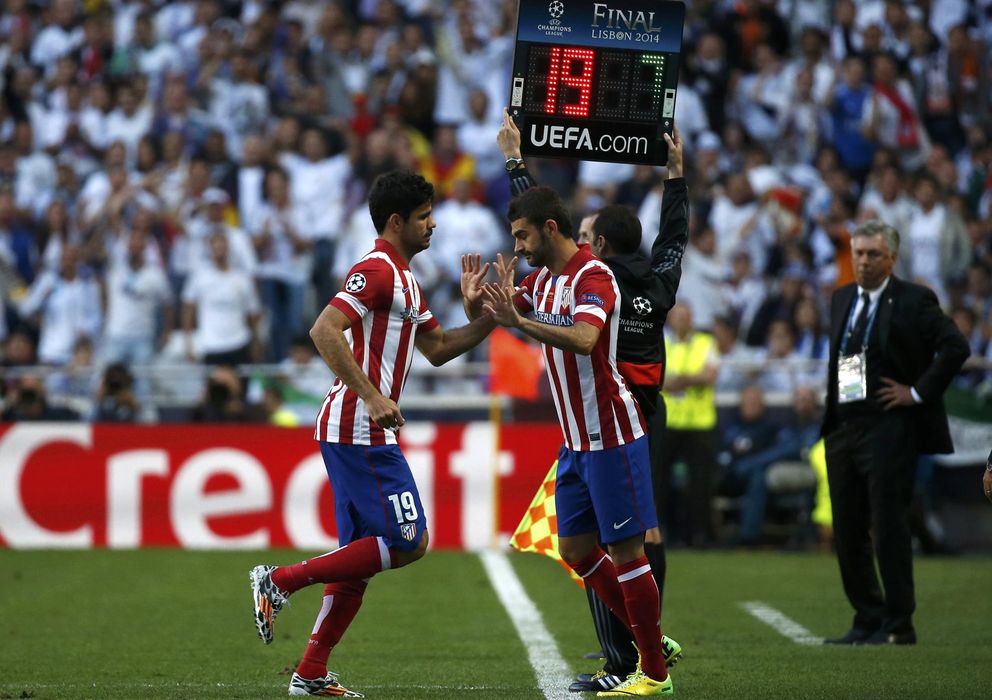 Foto: Diego Costa abandona el campo para ser sustituido por Adrián (Reuters).