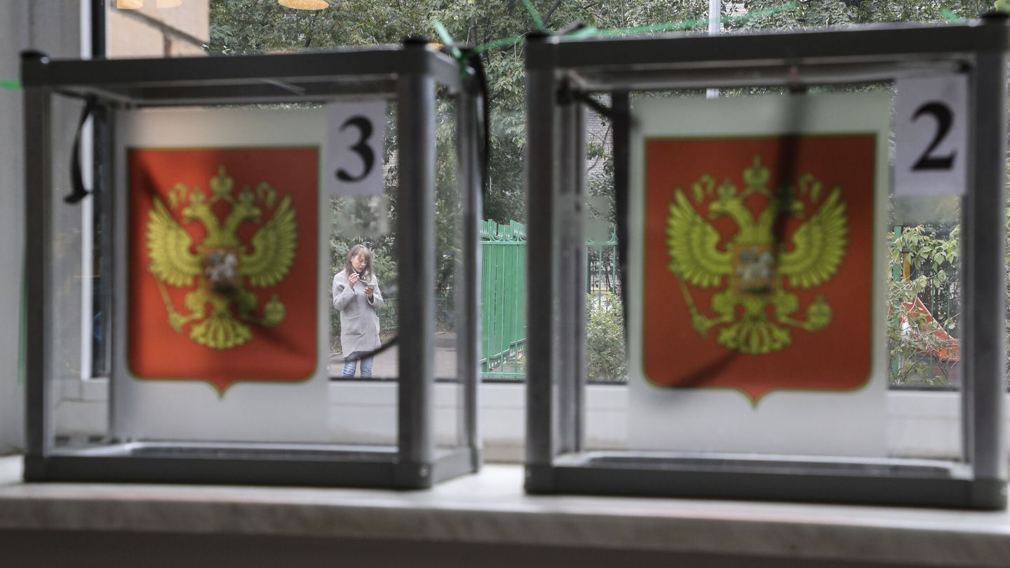 Urnas desplegadas en las elecciones municipales rusas. (EFE)