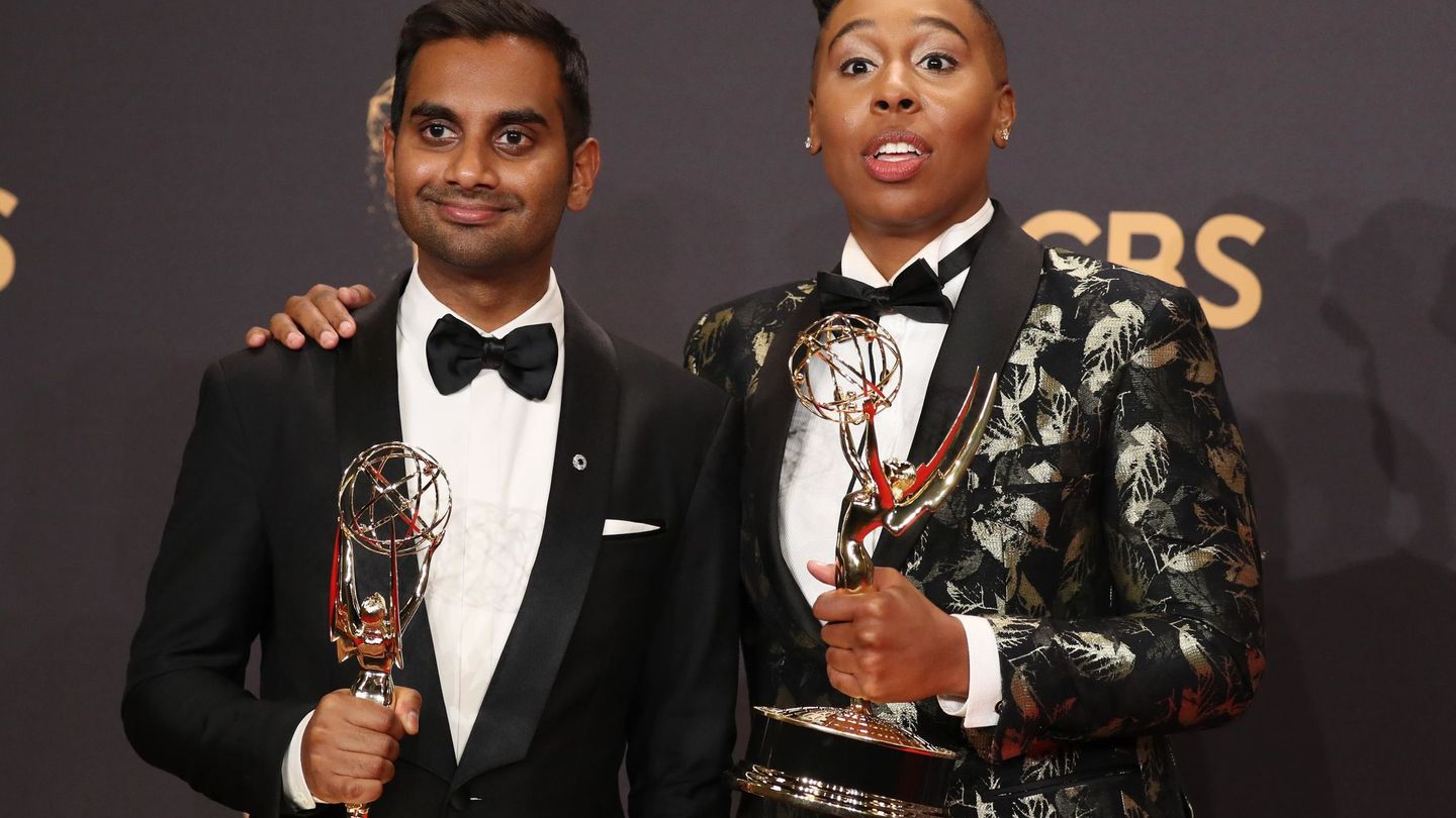 Aziz Ansari y Lena Waithe con su Emmy al mejor guión, por 'Master of None' (Reuters)