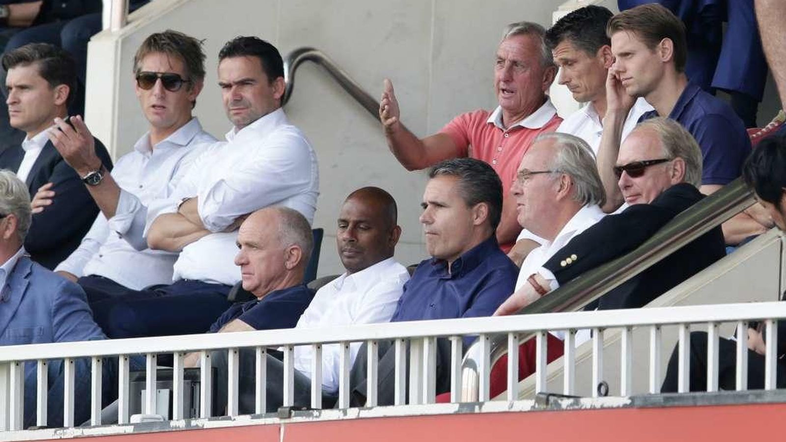 Foto: Johan Cruyff junto a Van der Sar, Overmars, Wim Jonk, Bruin Slot y Aron Winter 