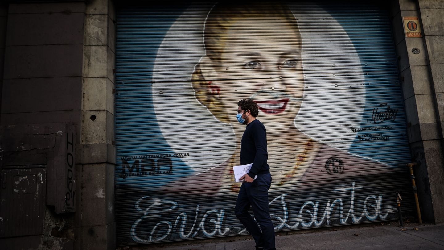 Un hombre camina frente a un mural en honor a Eva Perón en Buenos Aires. (EFE/Juan Ignacio Roncoroni) 