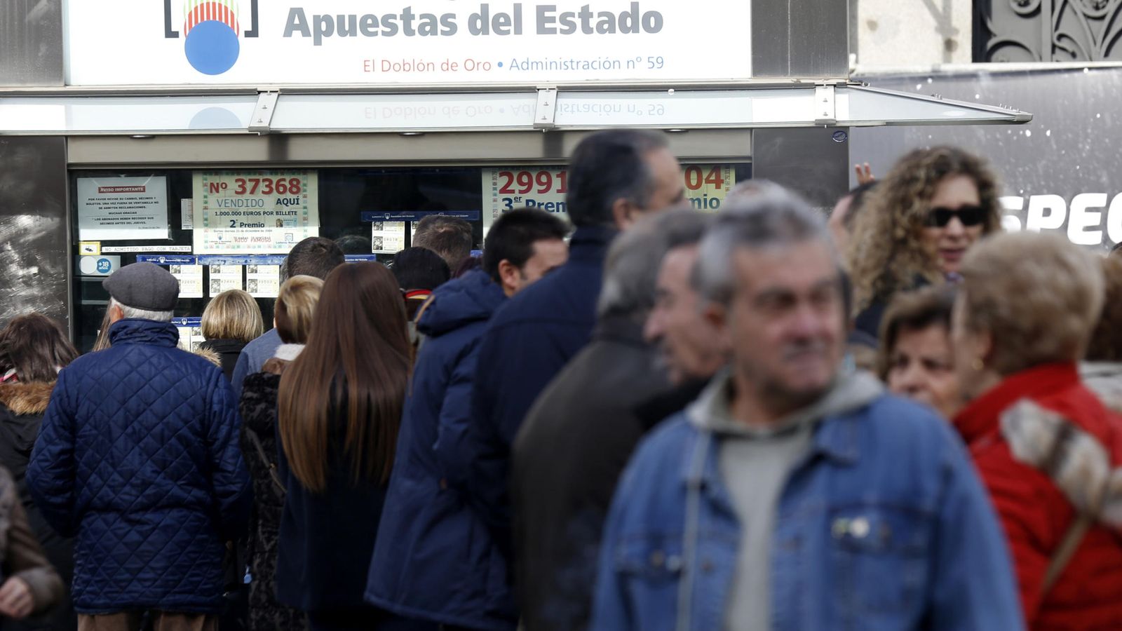 Foto: Colas en una administración de lotería del centro de Madrid para comprar décimos (EFE)