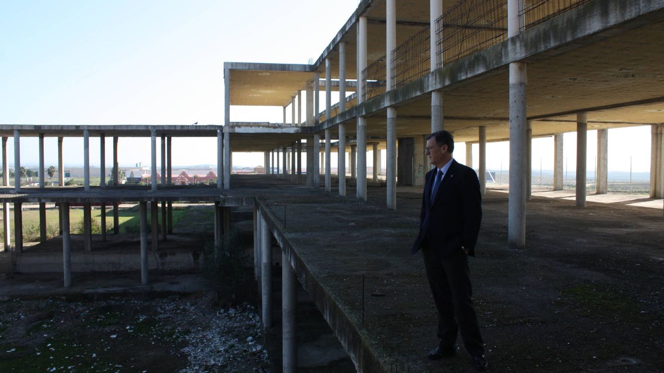 Foto: El alcalde de Burguillos, Domingo Delgado, en el colegio en ruinas. (Alejandro Mata)