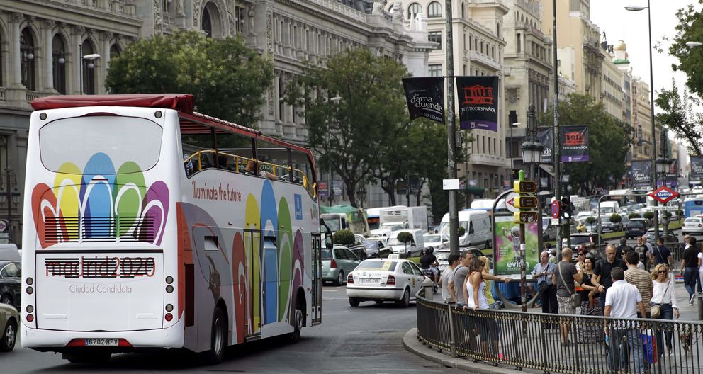 Un autobús turístico por las calles de Madrid (Efe)