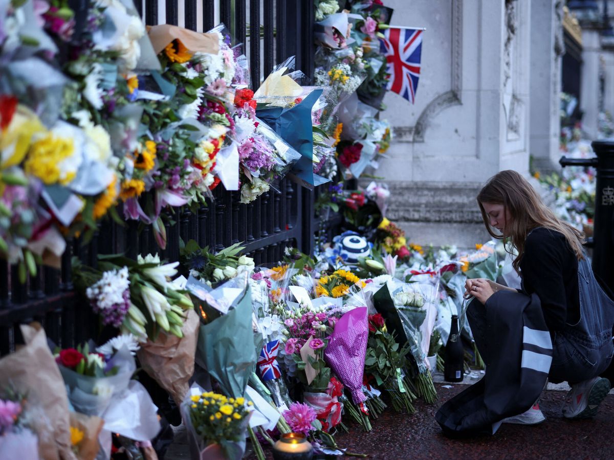 Foto: El palacio de Buckingham se llena de flores tras la muerte de Isabel II. (Reuters/John Sibley)