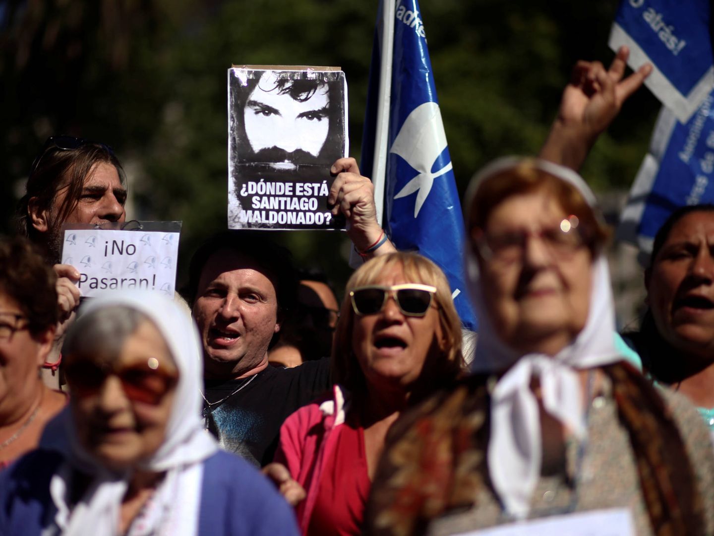 Un hombre sostiene una imagen de Santiago Maldonado durante una protesta en Buenos Aires. (Reuters)